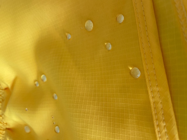 Pánske plavky Roberto Lucca s kvapkami vody — skutočná kvalita materiálu v praxi